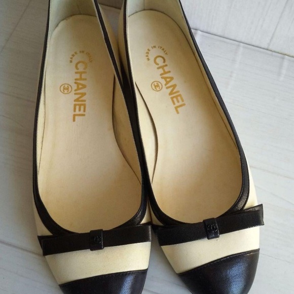 Authentic Chanel ballet flats white and black.
Classic shoes in good used cond - Picture 2 of 10